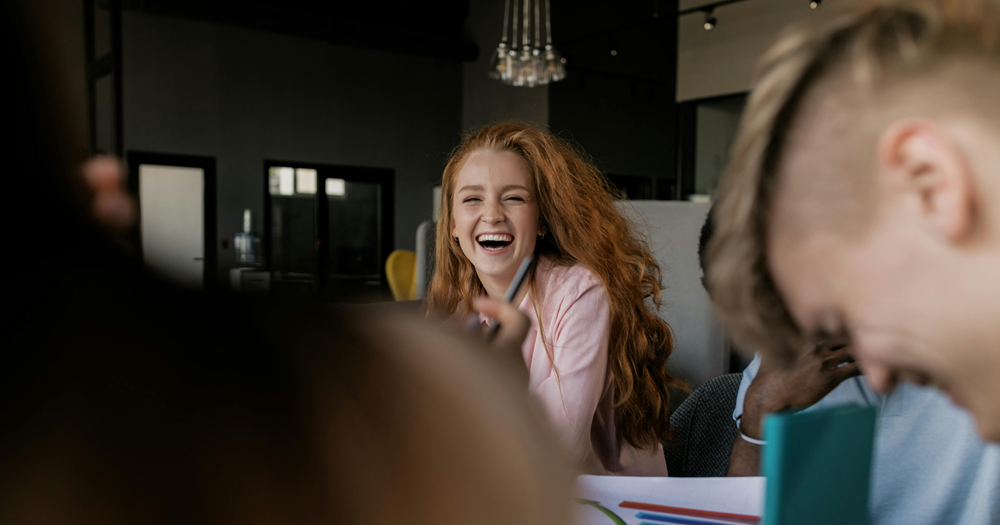 Introverti ou extraverti : comprendre les différences du type jaune au travail